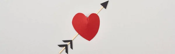 Vista Superior Papel Forma Corazón Con Flecha Aislada Gris Plano — Foto de Stock