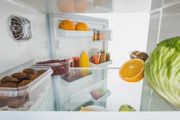 Vers Fruit Koteletten Kool Koelkast Met Open Deur Geïsoleerd Wit — Stockfoto