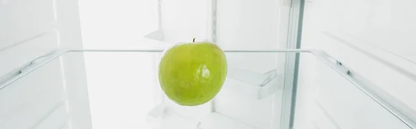 Φρέσκο Πράσινο Μήλο Στο Ψυγείο Ανοιχτή Πόρτα Απομονώνονται Λευκό — Φωτογραφία Αρχείου