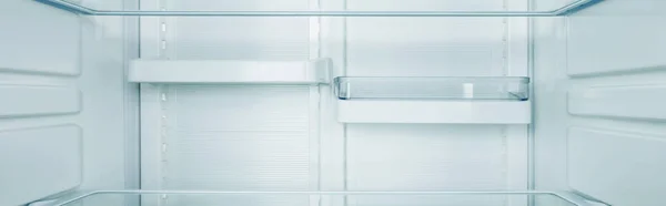 Panoramaaufnahme Sauberer Kühlschrankregale — Stockfoto