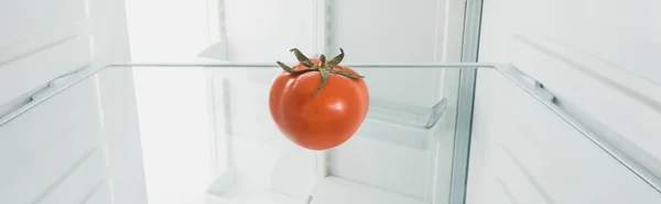 Panoramisch Shot Van Rijpe Tomaat Koelkast Met Open Deur Geïsoleerd — Stockfoto
