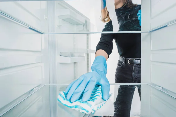 Vista Cortada Refrigerador Limpeza Menina Com Pano Isolado Branco — Fotografia de Stock