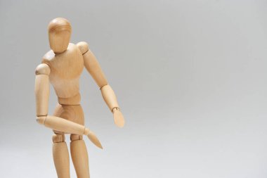 Menteşelerdeki tahta bebek gri renkte izole edilmiş