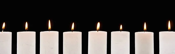 Палаючі Білі Свічки Світяться Лінії Ізольовані Чорному Панорамний Постріл — стокове фото