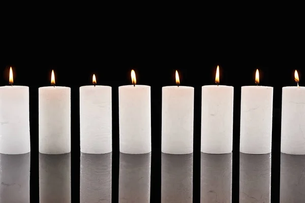 Αναμμένα Λευκά Κεριά Που Λάμπουν Στη Γραμμή Απομονωμένα Μαύρο — Φωτογραφία Αρχείου