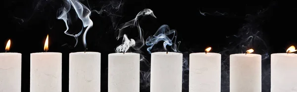 燃烧和熄灭的白色蜡烛 黑色背景上有烟雾 全景拍摄 — 图库照片