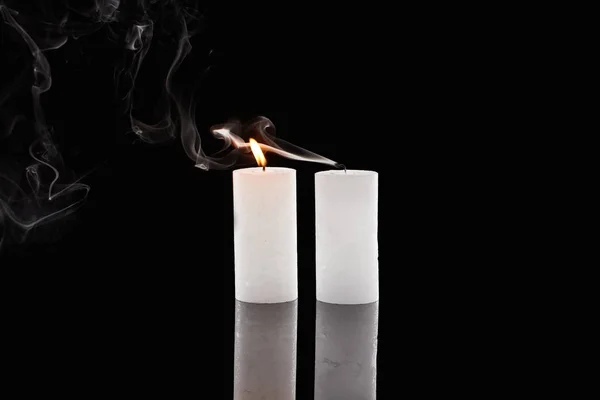 Égő Kihalt Fehér Gyertyák Füsttel Fekete Háttér — Stock Fotó