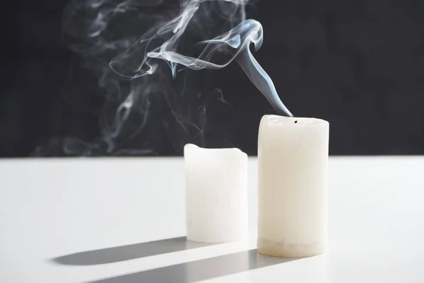 Erloschene Weiße Kerzen Mit Rauch Auf Schwarzem Hintergrund — Stockfoto