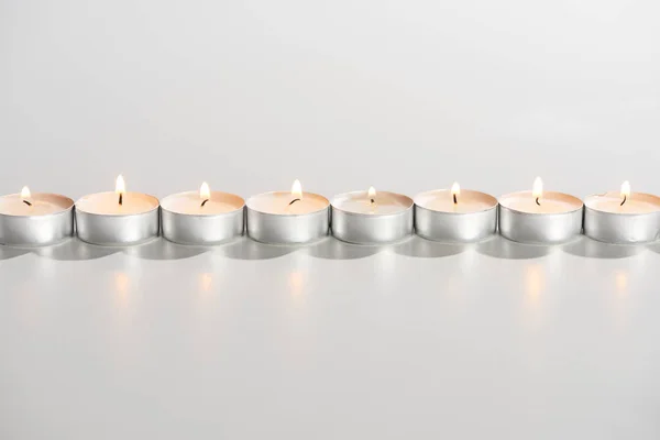 Queimando Velas Brilhando Linha Fundo Branco — Fotografia de Stock