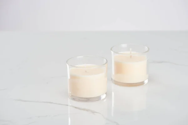 Lilin Putih Dalam Gelas Pada Permukaan Putih Marmer — Stok Foto
