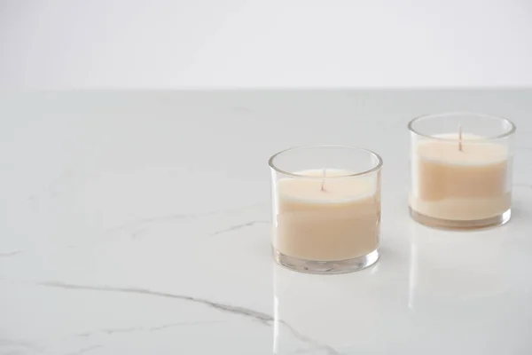 Λευκά Κεριά Γυαλί Μαρμάρινη Λευκή Επιφάνεια — Φωτογραφία Αρχείου