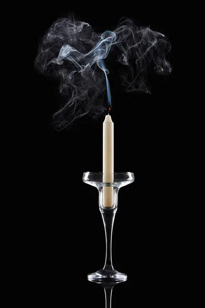Erloschene Weiße Kerze Glaskerzenständer Mit Rauch Auf Schwarzem Hintergrund — Stockfoto