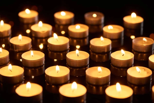 Foco Seletivo Velas Acesas Brilhando Escuridão — Fotografia de Stock