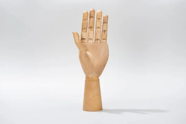 Χέρι Από Ξύλινη Κούκλα Γκρι Φόντο — Φωτογραφία Αρχείου