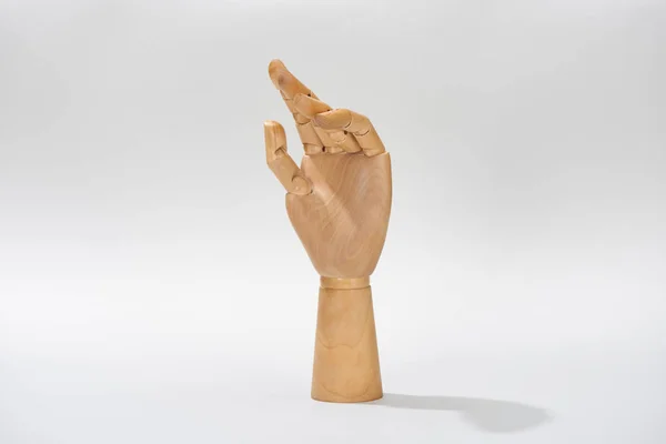 灰色の背景に人形の木製の手 — ストック写真