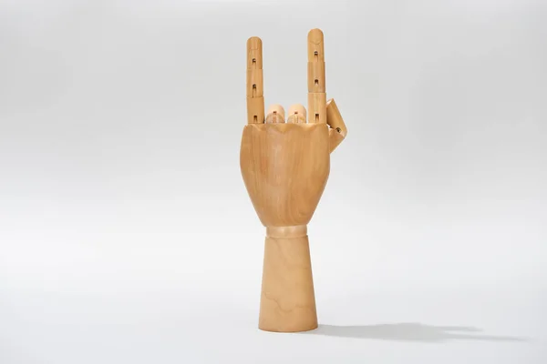 Drewniana Ręka Lalki Symbolem Rocka Szarym Tle — Zdjęcie stockowe