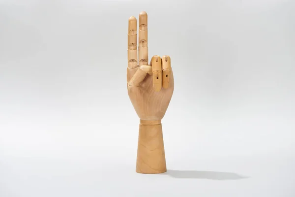 Mano Madera Muñeca Con Signo Paz Sobre Fondo Gris — Foto de Stock