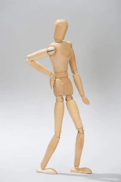 木制娃娃 手放在髋关节上 灰色背景 — 图库照片
