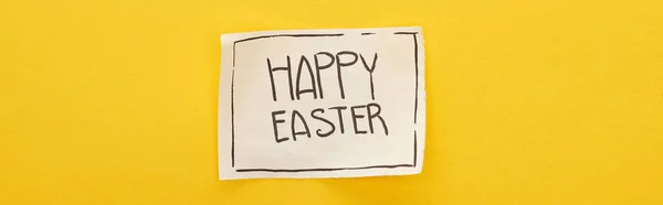 Widok Góry Kartki Okolicznościowej Szczęśliwym Napisem Wielkanocnym Żółtym Tle Zdjęcie — Zdjęcie stockowe