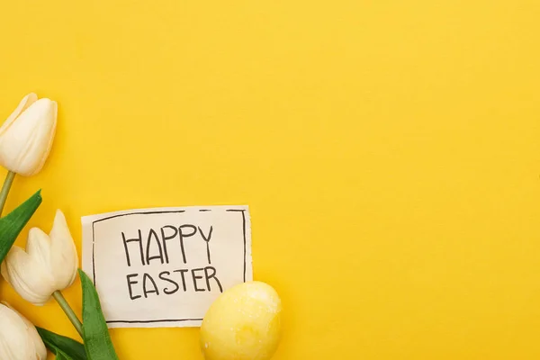 Ansicht Von Osterei Tulpen Und Grußkarte Mit Fröhlichem Osteraufdruck Auf — Stockfoto