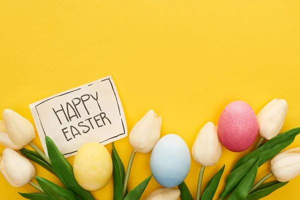 Vista Superior Los Huevos Pascua Tulipanes Tarjeta Felicitación Con Letras — Foto de Stock