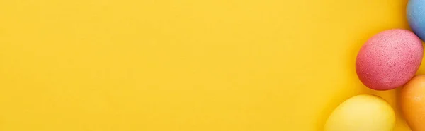 Ovanifrån Flerfärgade Målade Påskägg Gul Bakgrund Med Kopieringsutrymme Panoramabild — Stockfoto