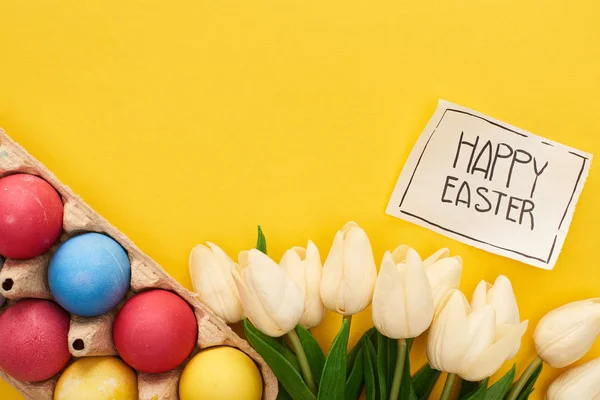 Ansicht Von Bemalten Eiern Tulpen Und Grußkarte Mit Fröhlichem Osteraufdruck — Stockfoto