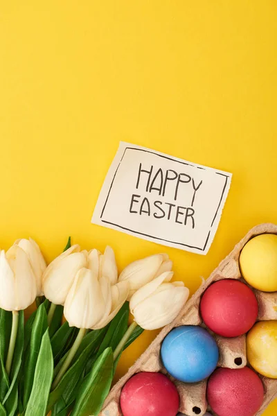 Vista Superior Huevos Pintados Tulipanes Tarjeta Felicitación Con Letras Pascua —  Fotos de Stock