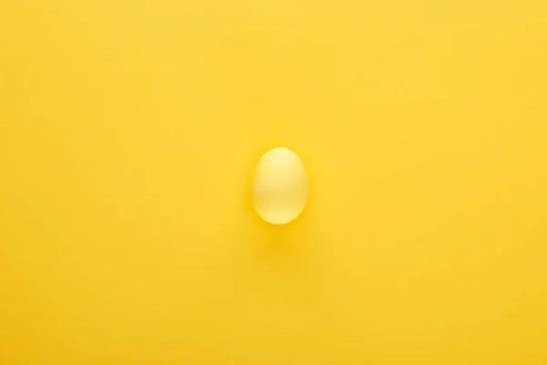 Vista Superior Ovo Páscoa Pintado Sobre Fundo Amarelo Colorido — Fotografia de Stock