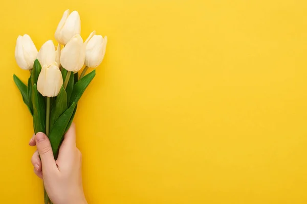 Oříznutý Pohled Ženu Držící Jarní Tulipány Barevném Žlutém Pozadí — Stock fotografie
