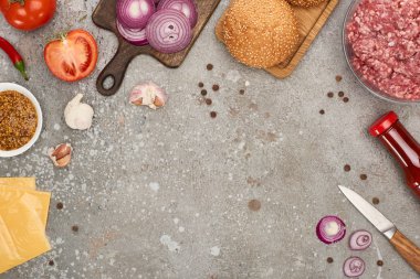 Gri beton yüzeydeki taze hamburgerlerin üst görüntüsü