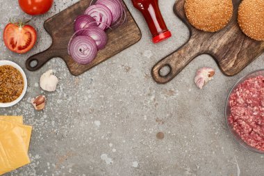Gri beton yüzeydeki taze hamburgerlerin üst görüntüsü