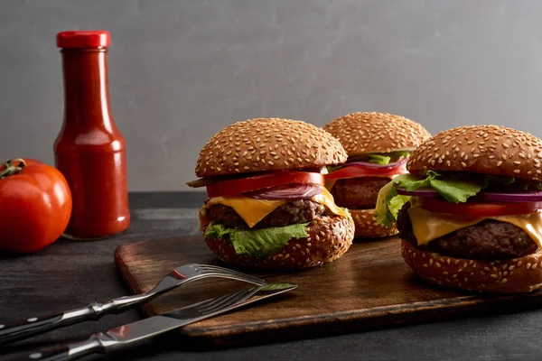 Heerlijke Verse Vleescheeseburgers Houten Bord Bij Bestek Ketchup — Stockfoto