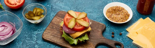 Čerstvé Burger Ingredience Modrém Texturovaném Povrchu Panoramatický Záběr — Stock fotografie