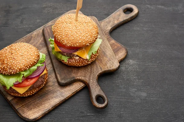 Delicious Fresh Cheeseburgers Wooden Boards — Stock Photo, Image