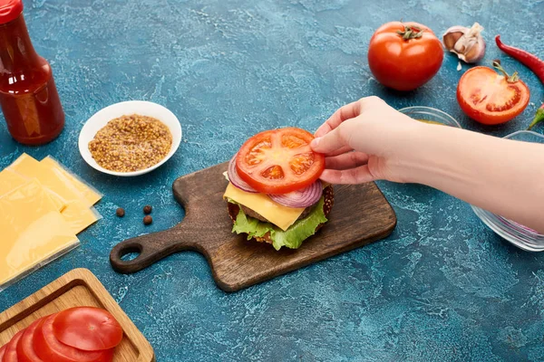 Vue Recadrée Femme Cuisinant Délicieux Hamburger Frais Sur Surface Texturée — Photo