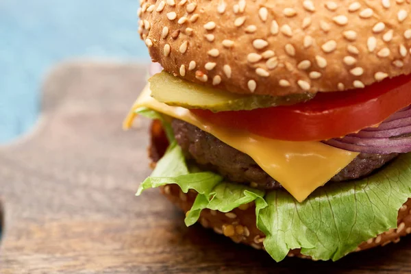 Vista Cerca Deliciosa Hamburguesa Con Queso Tablero Madera — Foto de Stock