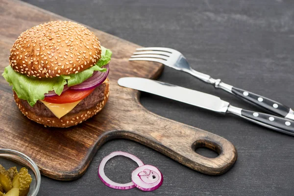 Νόστιμο Φρέσκο Cheeseburger Ξύλινο Πίνακα Κοντά Μαχαιροπήρουνα — Φωτογραφία Αρχείου
