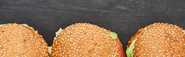 Vista Superior Deliciosos Cheeseburgers Frescos Mesa Preta Tiro Panorâmico — Fotografia de Stock