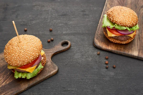 Sabrosas Hamburguesas Frescas Con Queso Sobre Tablas Madera Sobre Mesa — Foto de Stock