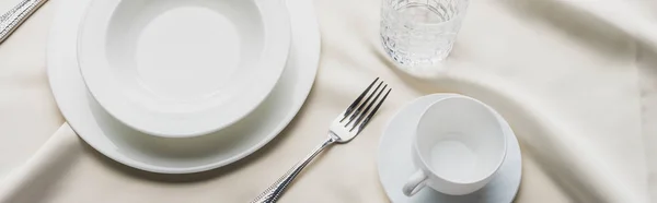 白色桌布上装有玻璃杯和咖啡杯的餐具的高角形视图 全景拍摄 — 图库照片
