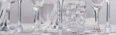 Panoráma felvétel tiszta poharak abroszon szürke háttér
