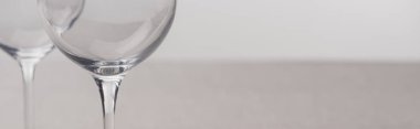 Gri üzerine izole edilmiş berrak şarap kadehlerinin panoramik çekimi