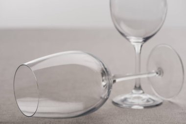Gri üzerine izole edilmiş şeffaf şarap kadehlerinin seçici odağı