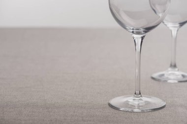 Gri üzerine izole edilmiş şeffaf şarap kadehlerinin seçici odağı