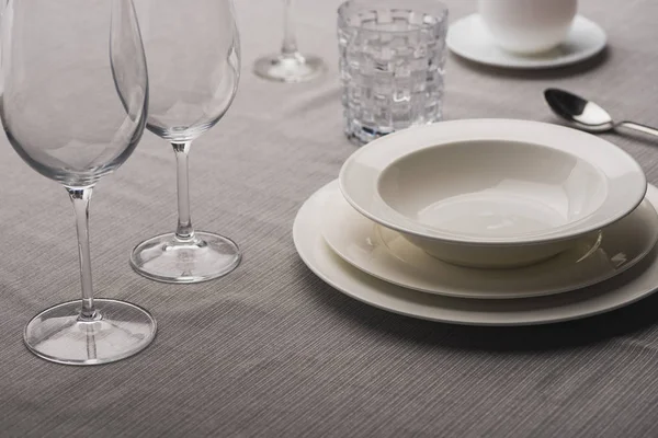 Serving Tableware Wine Glasses Grey Tablecloth — Stock Photo, Image