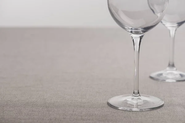 Foco Seletivo Copos Vinho Transparentes Isolados Cinza — Fotografia de Stock