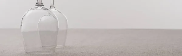 Панорамный Снимок Двух Бокалов Вина Ткани Изолированных Сером — стоковое фото
