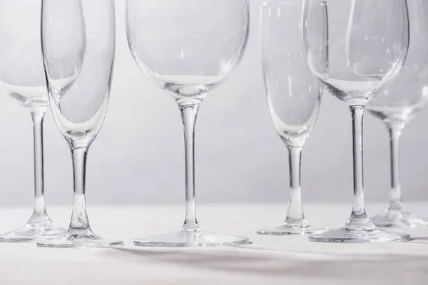 Verres Clairs Brillants Sur Surface Blanche Isolés Sur Gris — Photo