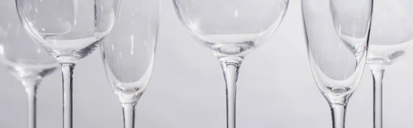 Panoramaaufnahme Transparenter Gläser Isoliert Auf Grau — Stockfoto